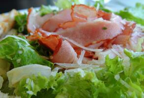 rebanadas de tocino carne servicio en ensalada hojas detallado foto