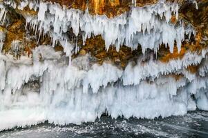 hermosa paisaje de un hielo formación tal como hielo espiga y carámbano formando en un temperatura abajo 0c en lago Baikal, Rusia. foto