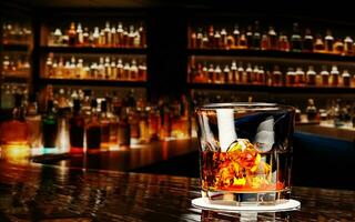 whisky o brandy, alcohólico bebidas en transparente elegante vaso. alcohol en claro vaso en de madera piso mesa. en bar mostrador restaurante 3d representación foto