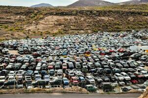 un grande lote de carros estacionado en un Desierto foto