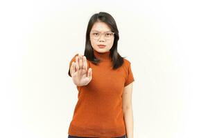 detener y rechazar el gesto de la mano de una hermosa mujer asiática aislada de fondo blanco foto