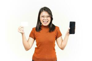 participación blanco banco tarjeta y teléfono inteligente con blanco pantalla de hermosa asiático mujer aislado en blanco foto