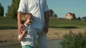 das Hand von das Vater umarmt das Sohn. video