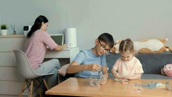 kinderen Speel met een metaal bouwer Bij de tafel Bij huis. video