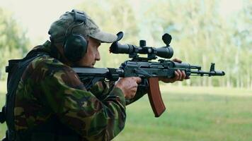 ein Soldat Feuer ein Scharfschütze Gewehr. Militär- Service. video