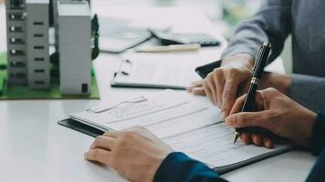 echt landgoed middel en klant bespreken voor contract naar kopen, krijgen verzekering of lening echt landgoed of eigendom. video