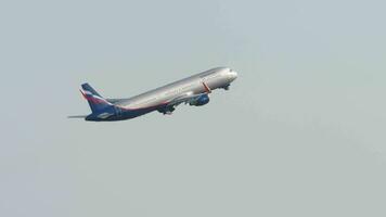 Sotschi, Russland - - August 02, 2022. Aufnahmen von Passagier Jet Flugzeug Airbus a320 von aeroflot Abfahrt beim Sotschi Flughafen, Seite Sicht, lange Schuss video