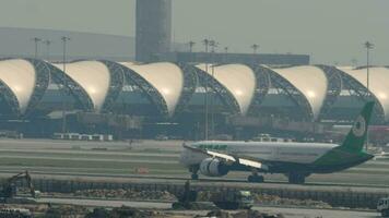 Bangkok, Thailand - - März 01, 2023. boeing 787 Traumliner, b-17806 von eva Luft Bremsung nach Landung beim suvarnabhumi Flughafen. Flugzeug ankommen. Spoiler hoch. eva Atemwege Taiwanese Fluggesellschaft video