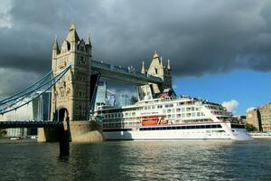 A view of Tower Bridge opening and closing its drawbridge photo