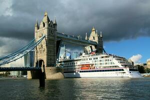 A view of Tower Bridge opening and closing its drawbridge photo