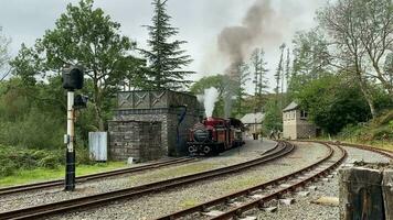 ein Dampf Zug ziehen aus von tan-y-bwlch Bahnhof im Norden Wales video