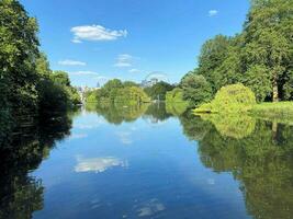 una vista de un lago en londres foto