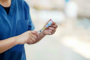 de cerca y cosecha doctores son preparando vacunas para pacientes viniendo para tratamiento. foto