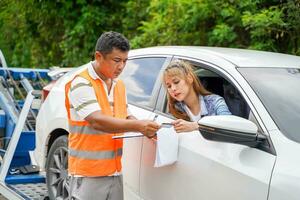 de cerca el seguro empresa oficiales para clientes a firmar un Reclamación reporte formar después un accidente. tráfico accidente y seguro concepto foto