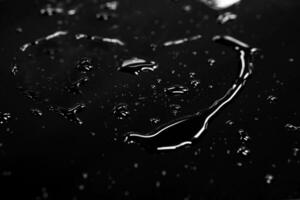 agua untado en corazón forma con reflexión relámpago en negro antecedentes. foto