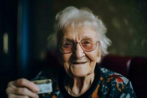 ai generado sonriente mayor mujer con lentes participación crédito tarjeta. generar ai foto