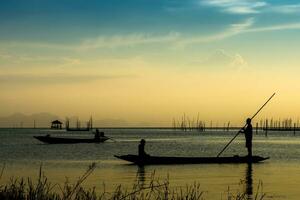 pescadores y pescar barcos flotador en el lago. foto