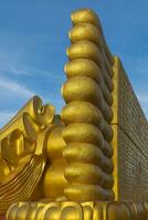 cerca arriba de el dorado Buda estatua. foto