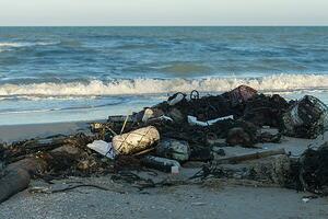 basura en el playa foto