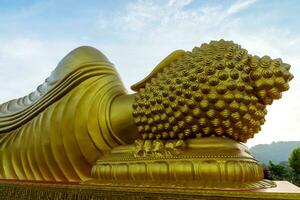 cerca arriba detrás de el dorado Buda estatua. foto