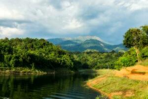 verde montaña con lluvia nube. foto