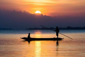 pescadores y pescar barcos flotador en el lago. foto