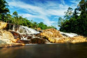 pequeño cascada y Roca con agua movimiento. foto