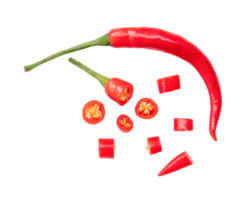 gebogen vers rood Chili peper met plakjes geïsoleerd met knipsel pad in PNG het dossier formaat. top visie en vlak leggen