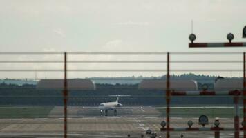 aereo rullaggio per il pista di decollo. aereo di linea è pronto per decollare. Visualizza a partire dal il fine di il pista d'atterraggio video