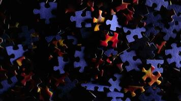 Hintergrund von farbig Puzzle Stücke Das rotierend im Uhrzeigersinn oben Sicht. Textur von unvollständig rot und Blau Puzzle Puzzle mit niedrig Schlüssel Licht richtig Drehung video