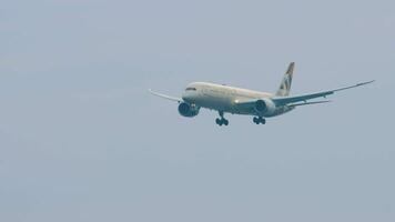 Dreamliner of ETIHAD landing video