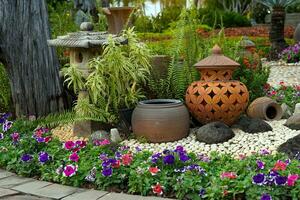jardín decoración con japonés linternas, cerámica frascos de varios formas son arreglado en cascadas y decorado con varios plantas, flores y jardín piedras foto