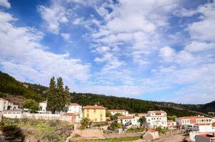 un ver de un pueblo en un ladera con un azul cielo foto