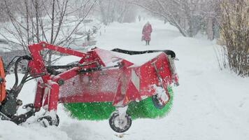 stannade grön snö plog på en snöig parkering massa under de dag under tung snöfall i långsam rörelse video