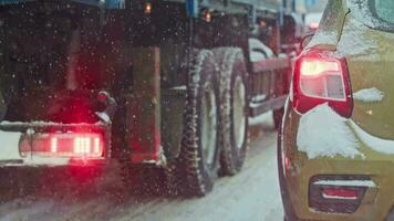 nieve cubierto coche cola ligero a invierno día cerca camión durante nevada video