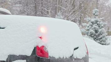 retour côté de neige couvert noir la trappe retour voiture à lumière du jour chute de neige, moteur stratégique à distance video