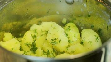 detailopname visie van braadpan met stomende gekookt aardappelen met dille video