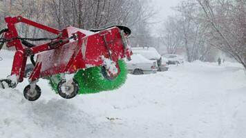 fermato verde neve aratro su un' nevoso parcheggio lotto durante il giorno durante pesante nevicata nel lento movimento video