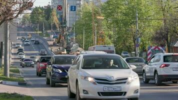 voiture circulation qui passe réparer pont à été journée dans toula, Russie, temps réel video