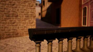 une proche en haut de une balustrade avec une bâtiment dans le Contexte video