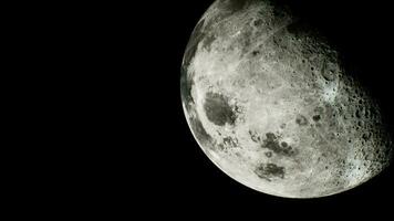 iluminado por el sol creciente de el Luna visible desde un distancia en espacio video