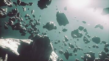 cinematográfico vuelo mediante oscuro profundo espacio asteroide campo con estrellas video