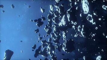 volador mediante el asteroide cinturón en exterior espacio video