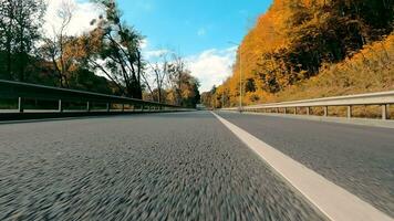 visie van de weg van de romp van een te hard rijden auto. visie van de bijhouden van de terug van de auto. video