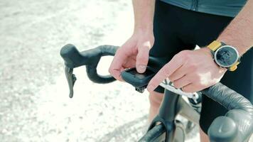 une cycliste prépare pour une cyclisme marathon et ajuste le cyclisme ordinateur. video