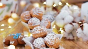 doces em a Novo ano festivo mesa. biscoitos dentro a Formato do uma noz borrifado com em pó açúcar. video