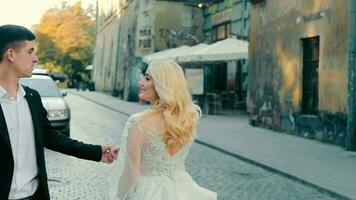 danza elemento en el ciudad de el Boda Pareja. el novio bailes con el novia. contento emociones de el recién casados video