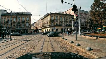 Leopoli. Ucraina 01.11.2022 lasso di tempo di il città durante il corso di un' viaggio nel un' macchina. ecco un' Visualizza a partire dal il auto di il accelerato traffico nel il ucraino città di Lviv video