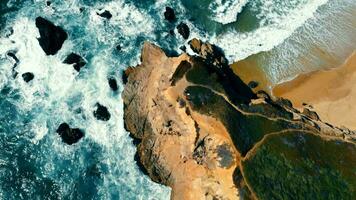 aerila parte superior ver de Oceano olas estrellarse dentro rocas cerca el costa de un California playa. olas estrellarse en rocas hermosa paisaje de el línea costera cerca el ciudad de san francisco en California video