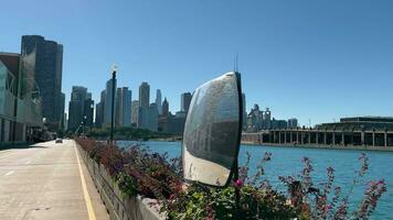 ein gehen entlang das direkt am Wasser von Innenstadt Chicago auf ein hell sonnig Tag. ein Morgen gehen im Chicago, Illinois, entlang ein verlassen am Wasser. video